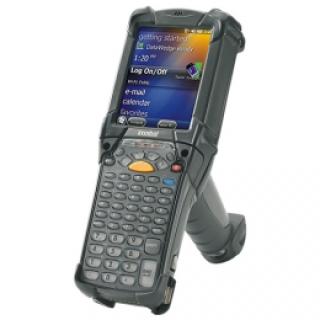 Zebra MC9200 Standard adatgyűjtő: 1D, lézer, normál olvasási távolság, billentyűzet (53 gomb), pisztoly markolatos, kijelző, 9.4cm (3.7''), Bluetooth, Wi-Fi (802.11a/b/g/n), Micro SD foglalat (max. 32GB), TI OMAP 4, 1GHz, RAM: 512 MB, Flash: 2GB, Win Embedded Compact 7, IP64