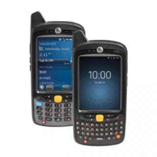 Zebra MC67 Basic adatgyűjtő: 2D, imager, QWERTY, GPS, érintő kijelző, 8.9 cm (3.5''), USB, Bluetooth, Wi-Fi (802.11a/b/g/n), GSM-Hang, 3G (HSPA+), Micro SD foglalat, 800MHz, RAM: 512 MB, Flash: 2GB, Win Embedded kézi, IP64, tartalmaz.: akkumulátor nagy kapacitású